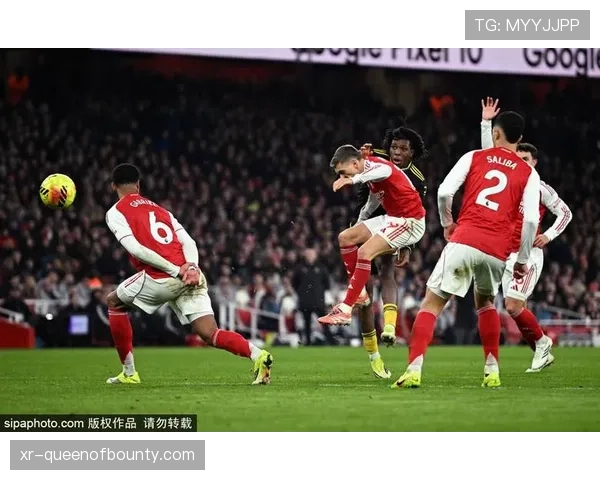 比赛快讯：狼队利用一次间接任意球机会，由后卫抢点扳平比分